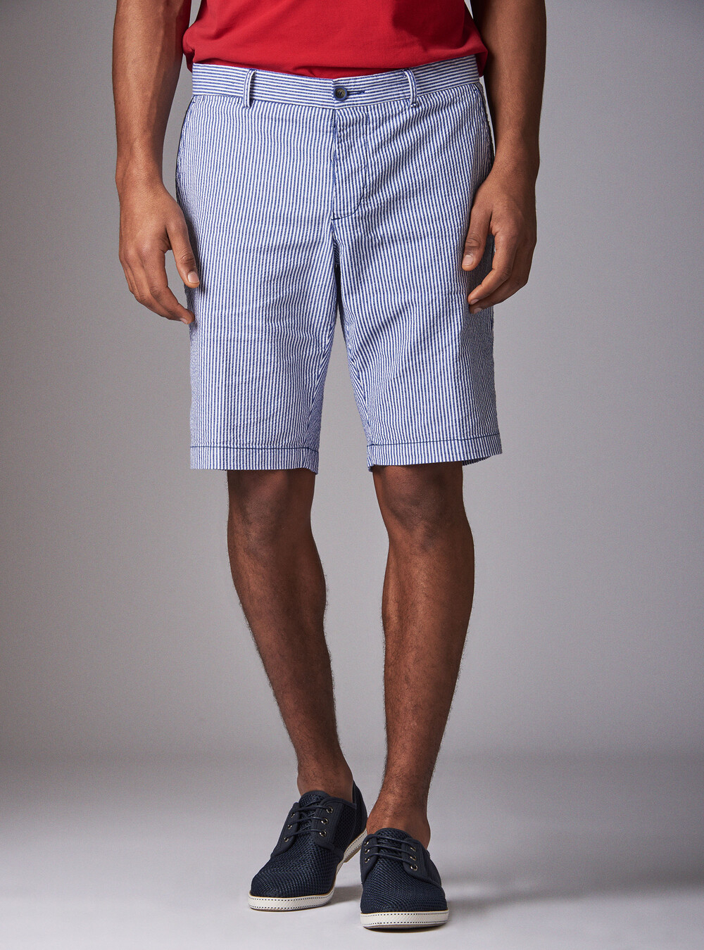 Bermudas en pantalones cortos a rayas.