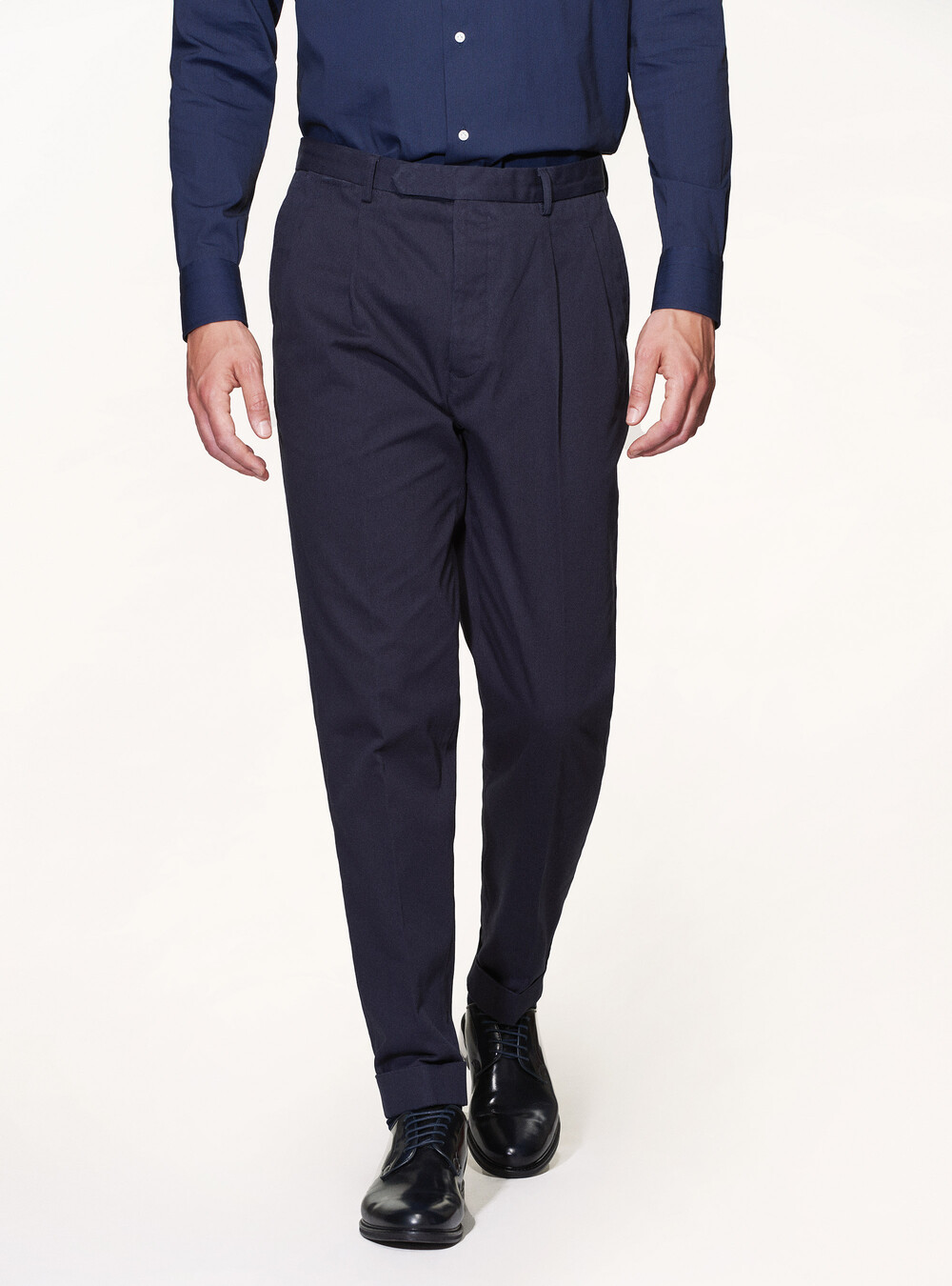 Pantalon en gabardine de coton teintée dans la masse à double fente |  GutteridgeEU | catalog-gutteridge-storefront Uomo