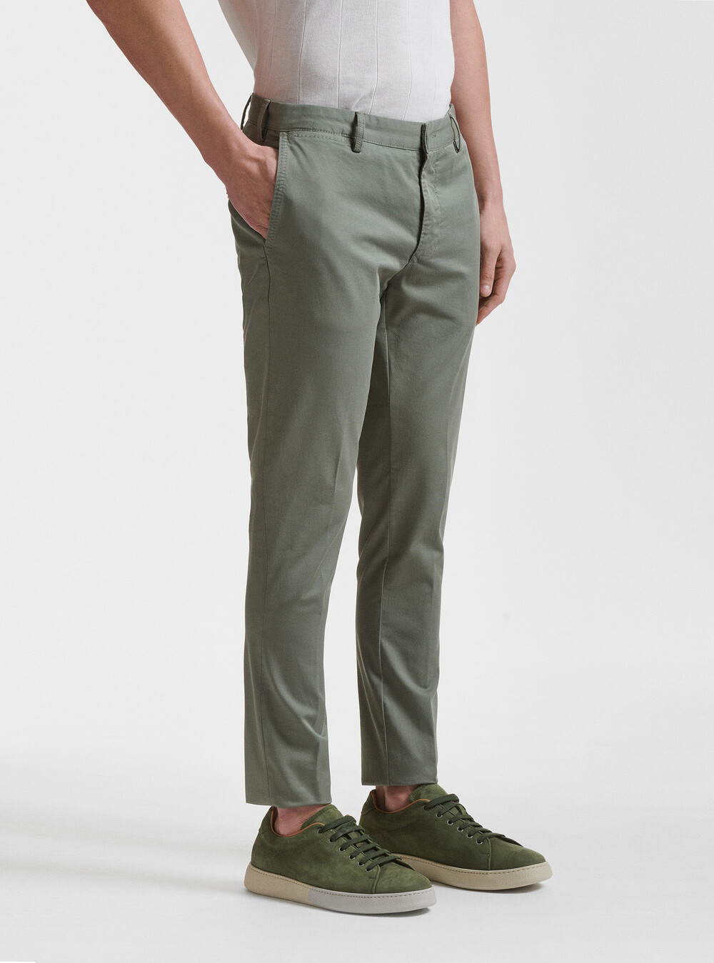 Garment-dyed stretch twill chino trousers | GutteridgeUS | Trousers Uomo
