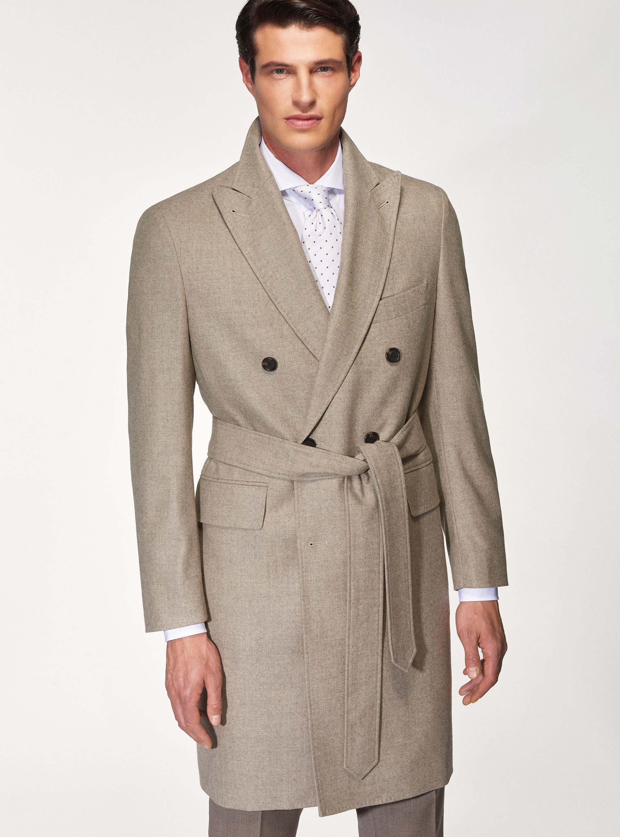 Manteau à double boutonnage avec revers larges et ceinture